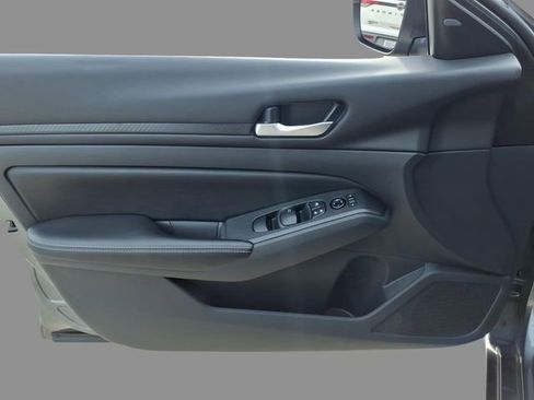 Used 2025 Nissan Altima 2.5 SV image 16