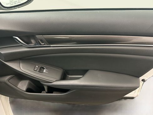 Used 2018 Honda Accord Sport image 32