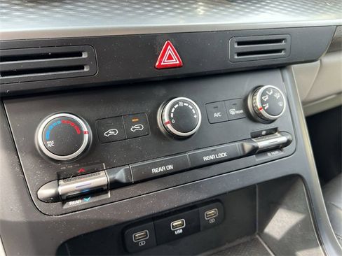 Certified 2024 Kia Carnival LX image 18