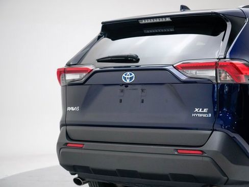 Used 2021 Toyota RAV4 XLE Premium image 12