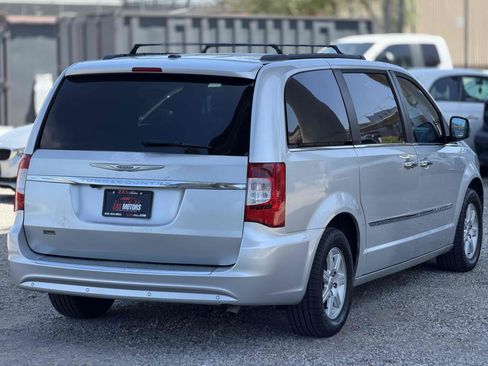 Used 2011 Chrysler Town & Country Touring-L w/ Entertainment Group #2 FWD image 7