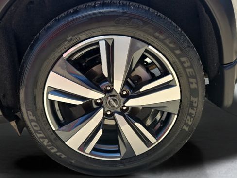 Used 2025 Nissan Rogue SL AWD/4WD image 33