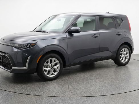 Used 2025 Kia Soul LX w/ LX Technology Package FWD image 3