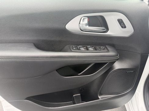 Used 2025 Chrysler Pacifica Select FWD image 11