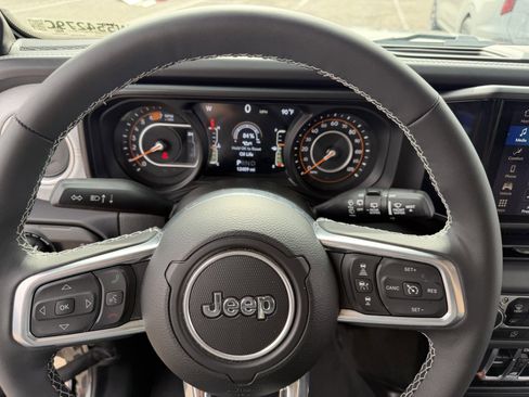 Used 2025 Jeep Wrangler Sahara image 13