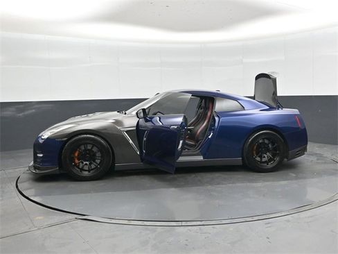 Used 2015 Nissan GT-R Black Edition image 48