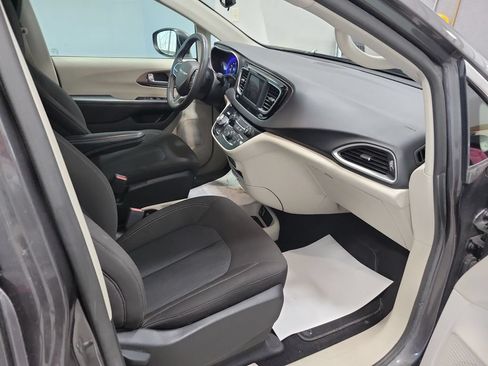 Used 2023 Chrysler Voyager LX FWD image 26