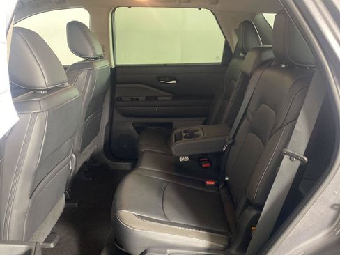 Used 2023 Nissan Pathfinder SL AWD/4WD image 17