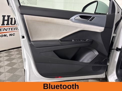 Used 2025 Volkswagen Taos SE w/ Panoramic Sunroof Package AWD/4WD image 11