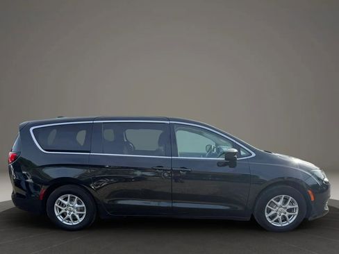 Used 2022 Chrysler Voyager LX FWD image 4