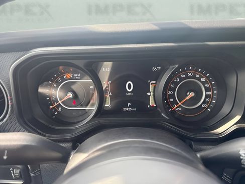 Used 2025 Jeep Wrangler Unlimited Rubicon w/ Convenience Group AWD/4WD image 17