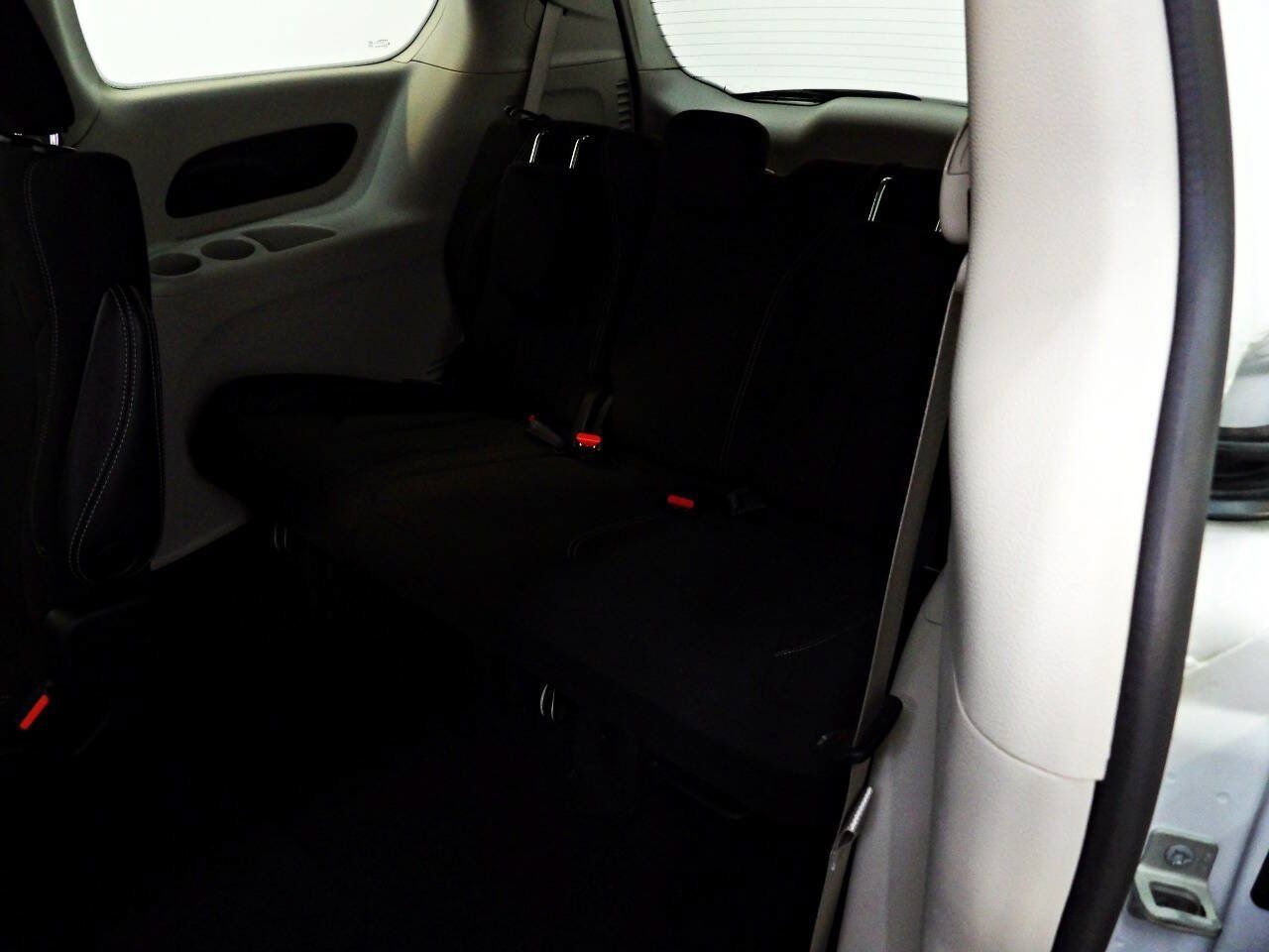 Used 2021 Chrysler Voyager LX FWD image 10