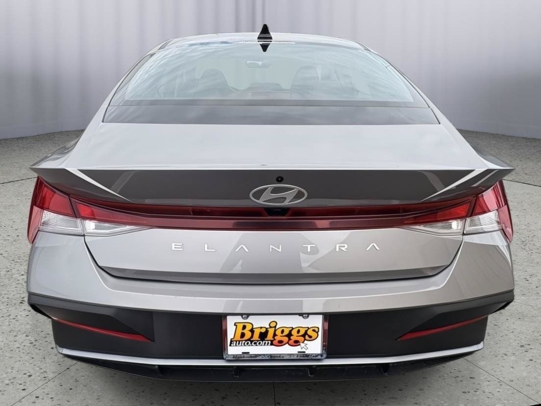 Used 2024 Hyundai Elantra SEL FWD image 4