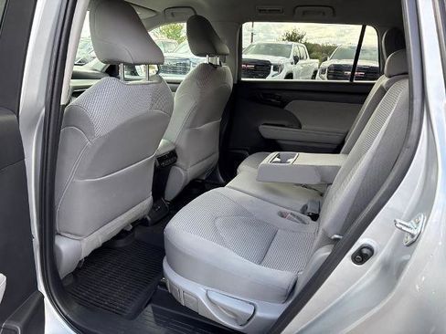 Used 2022 Toyota Highlander LE image 9