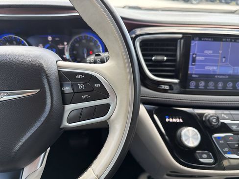 Used 2017 Chrysler Pacifica Limited w/ UConnect Theater Package FWD image 31