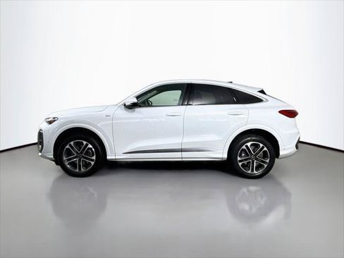 Certified 2025 Audi Q5 Premium w/ Convenience Package AWD/4WD image 2