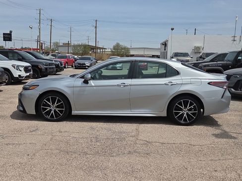 Used 2023 Toyota Camry SE image 2