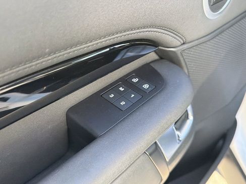 Used 2024 Land Rover Discovery S image 23