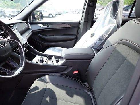 New 2025 Jeep Grand Cherokee Altitude image 12