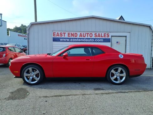 Used 2009 Dodge Challenger R/T RWD image 2