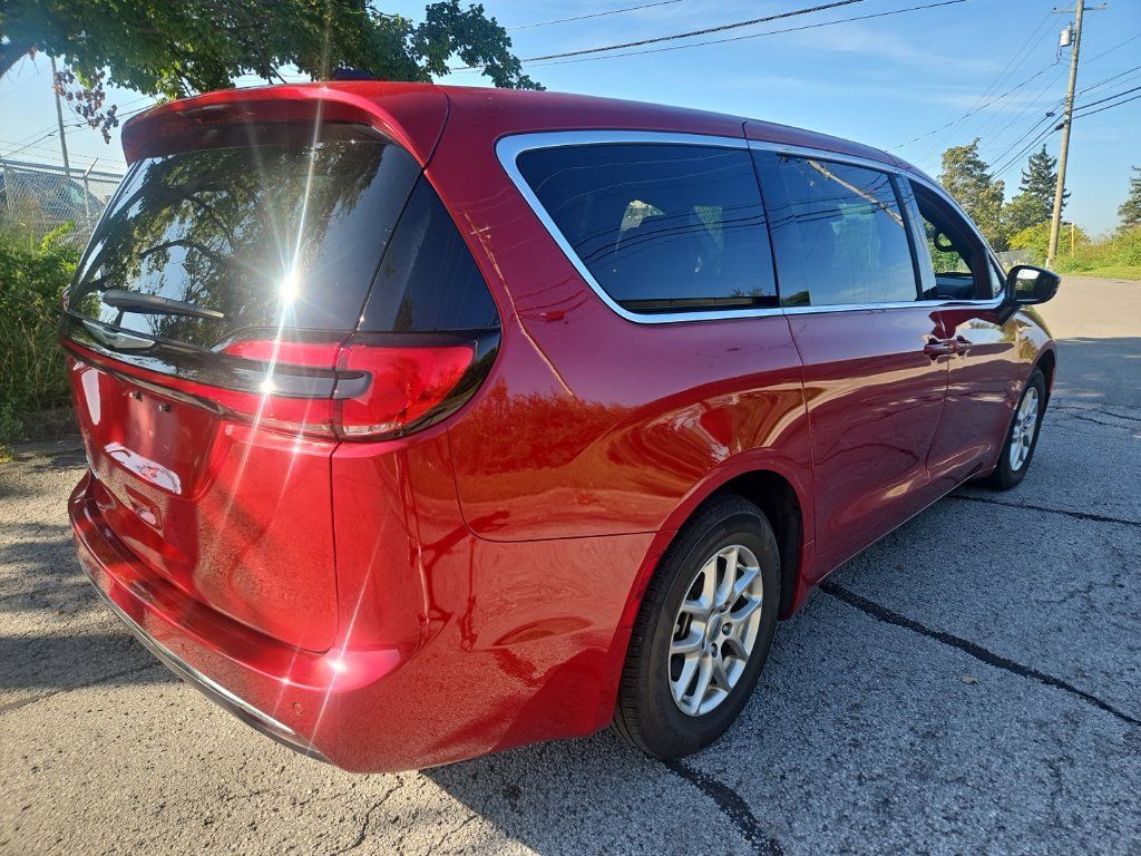 Used 2025 Chrysler Pacifica Select FWD image 3