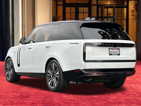 Used 2024 Land Rover Range Rover SE image 4