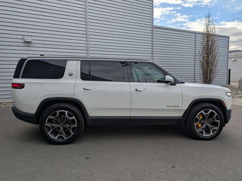 Used 2023 Rivian R1S Launch Edition image 2