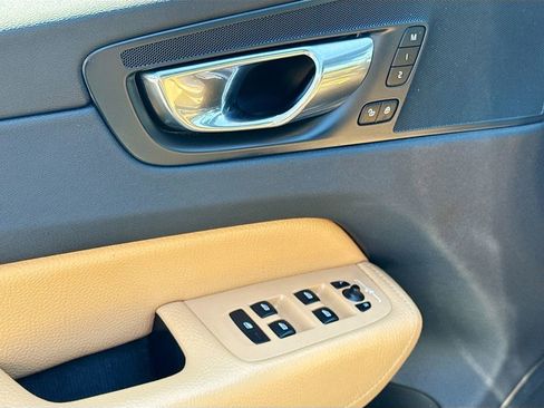 Used 2018 Volvo XC60 T6 Momentum w/ Vision Package image 19