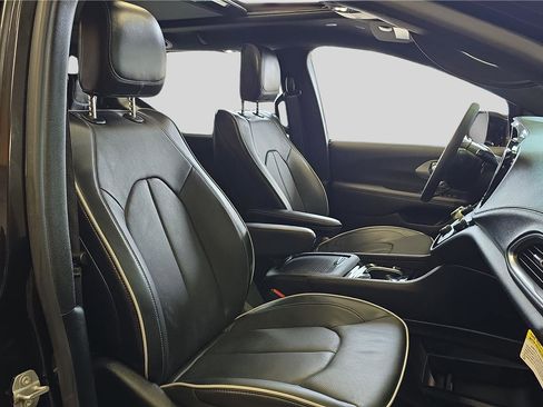 Used 2026 Chrysler Pacifica Limited image 12