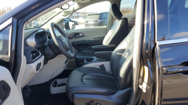 Used 2024 Chrysler Pacifica Touring-L FWD image 5