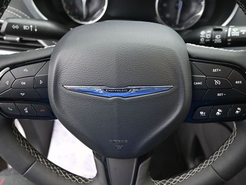 Used 2025 Chrysler Pacifica Limited image 18