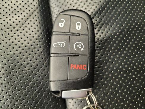 Used 2019 Jeep Grand Cherokee Overland AWD/4WD image 32