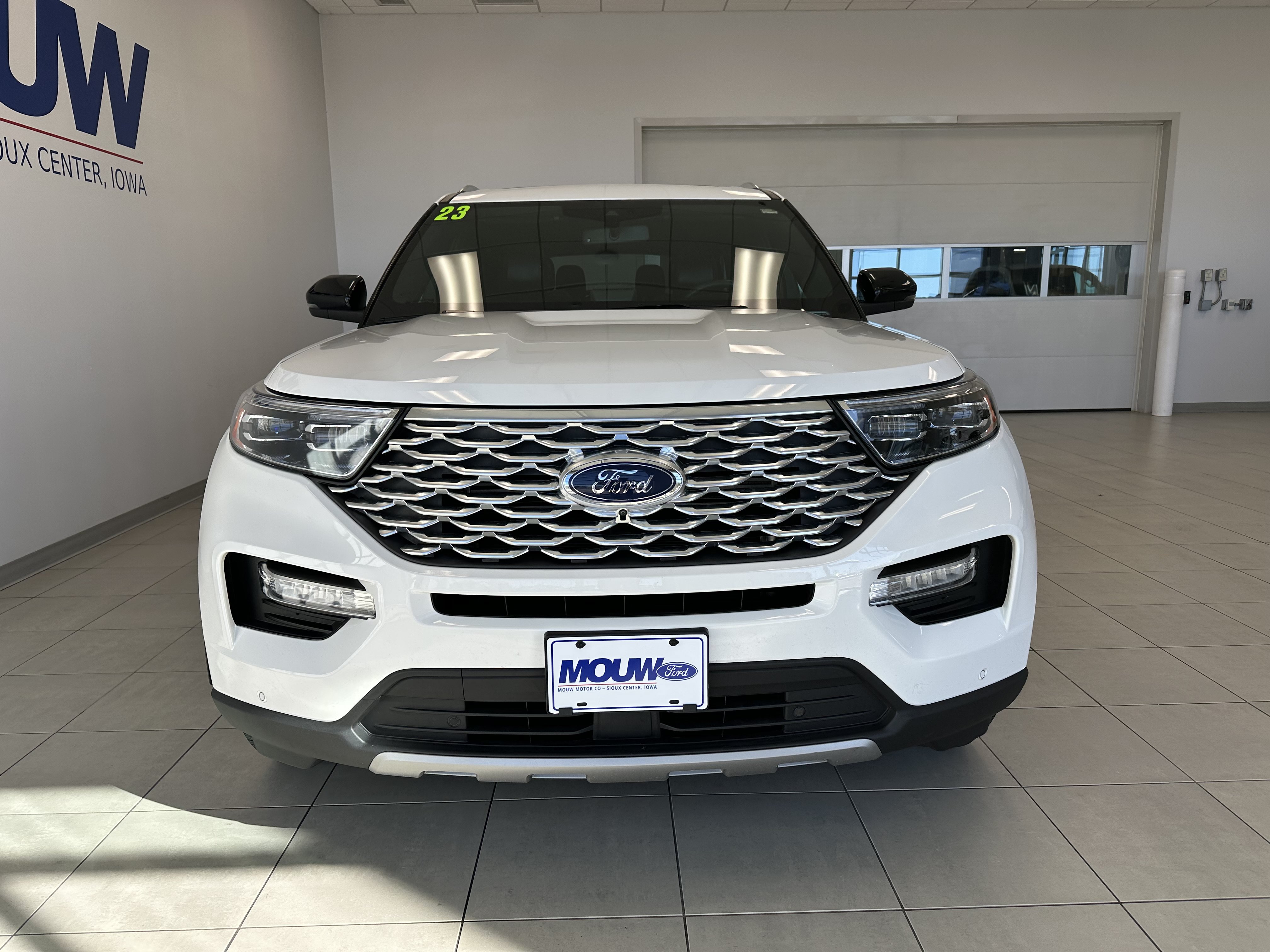 Used 2023 Ford Explorer Platinum w/ Technology Package AWD/4WD image 3