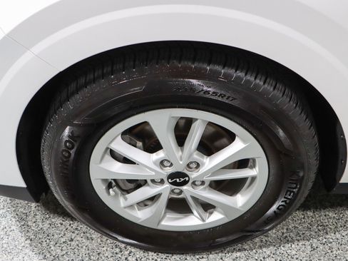 Used 2024 Kia Carnival LX image 11