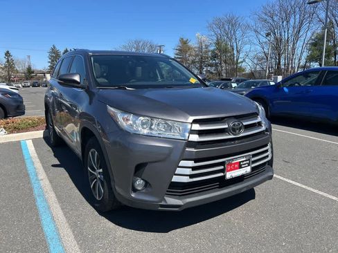 Used 2017 Toyota Highlander XLE image 3