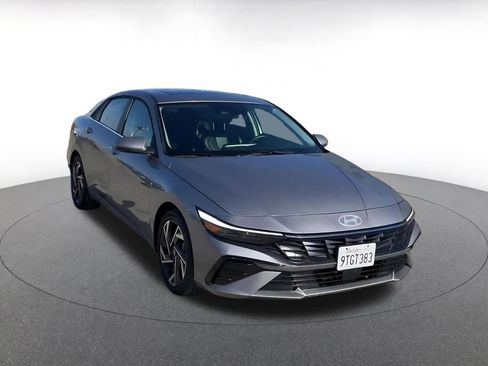 Used 2025 Hyundai Elantra Limited image 3