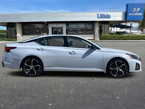 Used 2024 Nissan Altima 2.5 SR FWD image 9