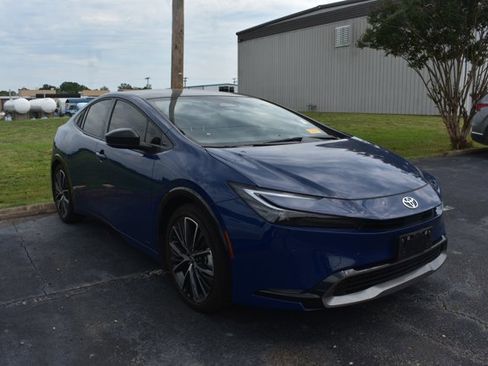 Used 2024 Toyota Prius XLE AWD/4WD image 3