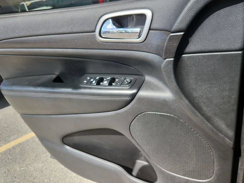 Used 2018 Jeep Grand Cherokee Altitude AWD/4WD image 9