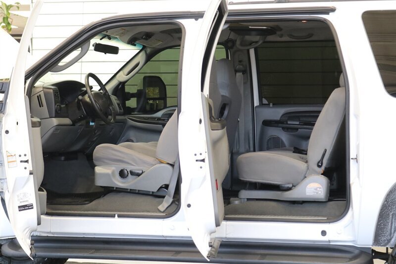 Used 2005 Ford Excursion XLT AWD/4WD image 32