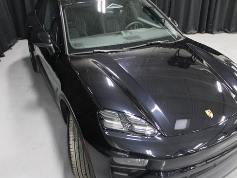 Certified 2025 Porsche Macan Electric image 13