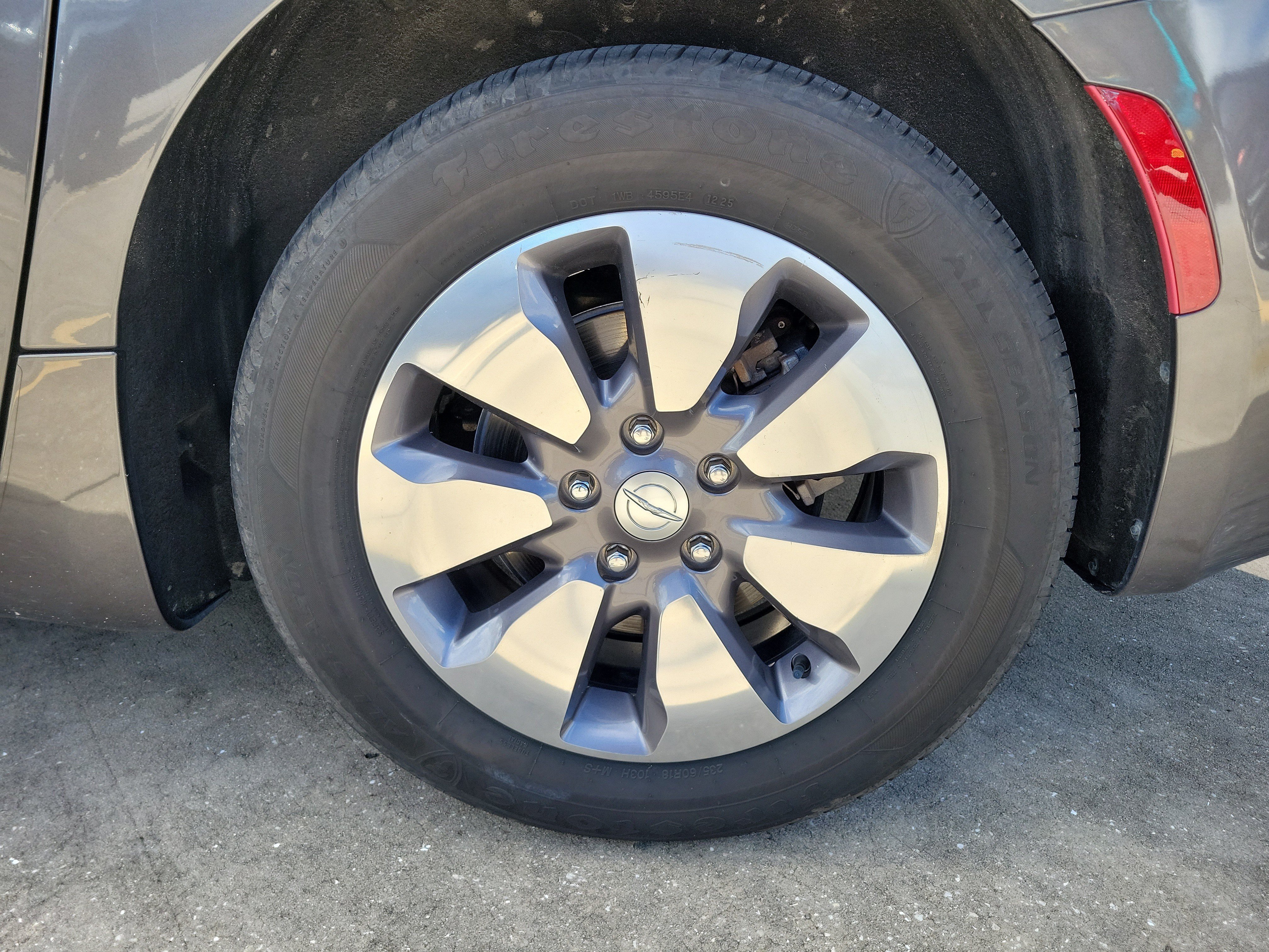 Used 2018 Chrysler Pacifica Limited w/ Advanced Safetytec Group FWD image 9