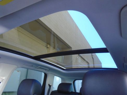 Used 2016 Volkswagen Touareg TDI image 25