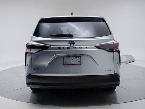 Used 2023 Toyota Sienna XLE image 4