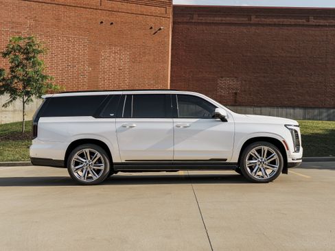Used 2025 Cadillac Escalade ESV Sport Platinum w/ LPO, Floor Liner Package AWD/4WD image 3