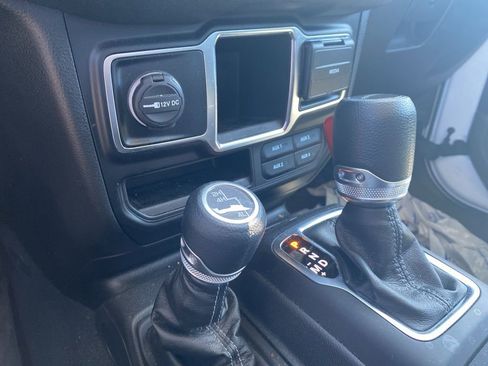 Used 2024 Jeep Gladiator Sport AWD/4WD image 12