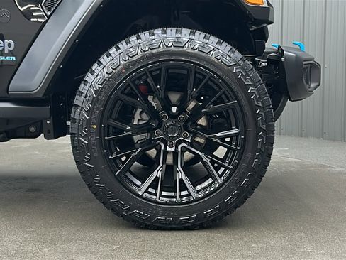 Used 2024 Jeep Wrangler Unlimited Rubicon 4xe w/ Technology Group image 10