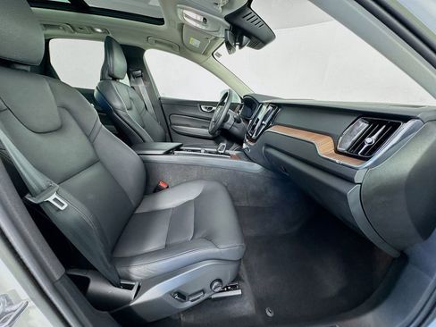 Used 2023 Volvo XC60 B5 Plus image 29