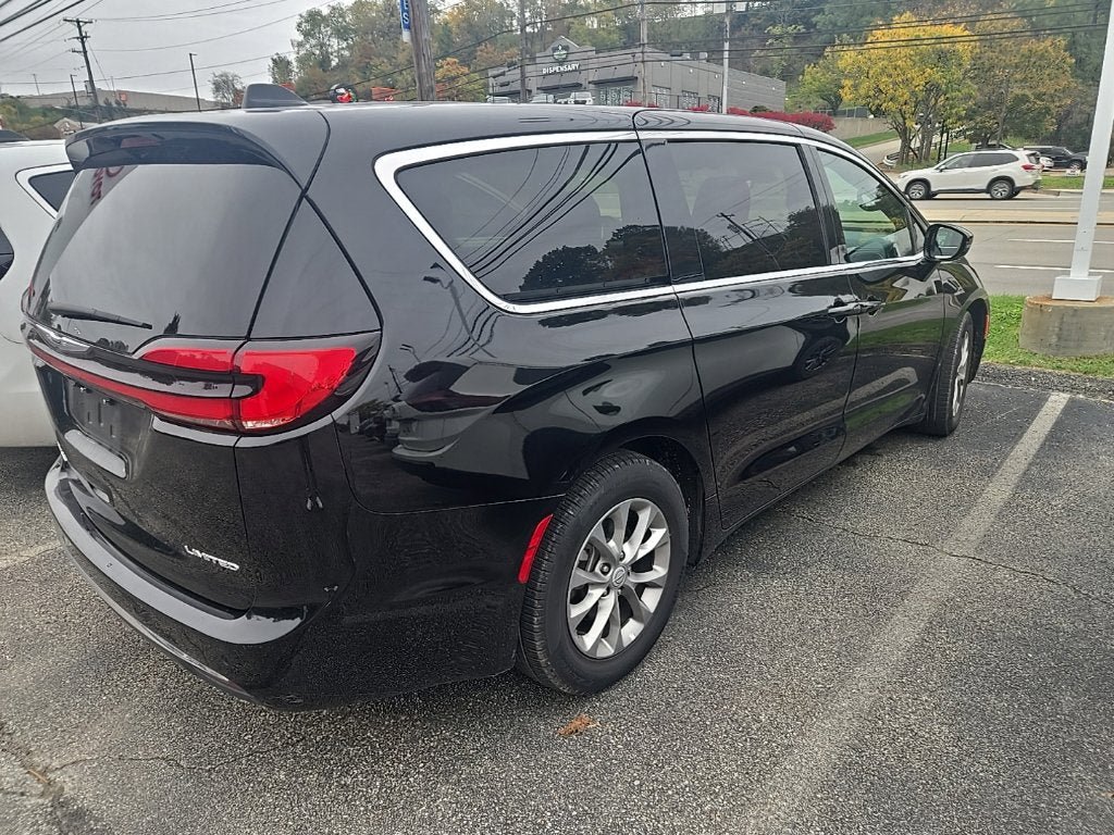 Used 2026 Chrysler Pacifica Limited FWD image 5