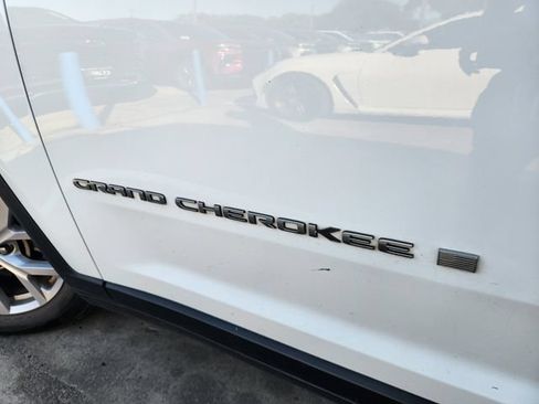 Used 2022 Jeep Grand Cherokee L Limited AWD/4WD image 7